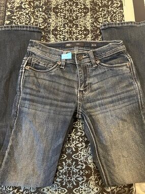 BKE Aiden Women’s Straight Leg Jeans in Faded Blue Denim